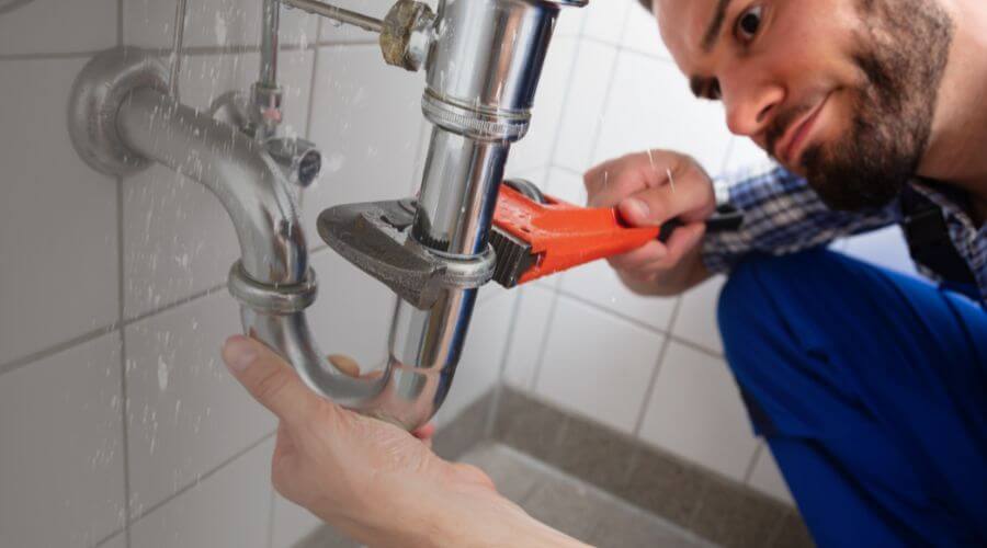 Professional clogged toilet repair services in Grovespring, MO